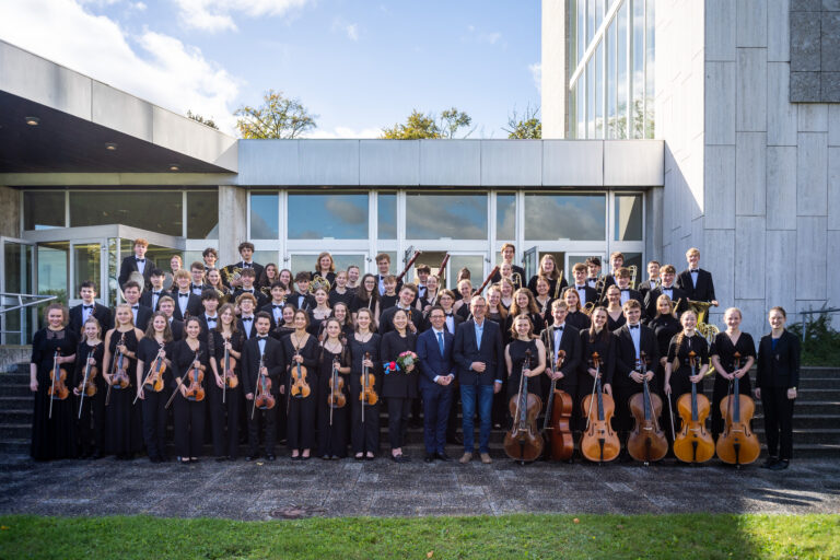 Das NJO vor dem Scharoun Theater Wolfsburg, mit Falko Mohrs (Minister für Wissenschaft und Kultur) und Matthias Möhle (Präsident des Landesmusikrats Niedersachsen e.V.)